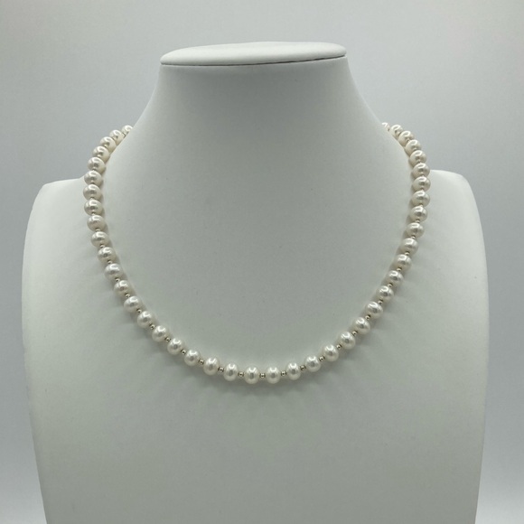 Freshwater pearl necklace with vintage green Japanese glass sterling box clasp - Picture 3 of 11